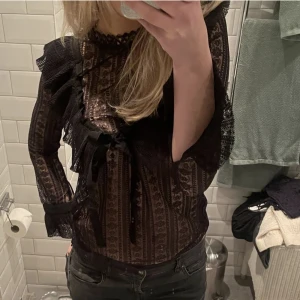 fest topp - Fin topp i spets, säljer för den var för liten. Köpt här på Plick. Skriv för fler bilder! 