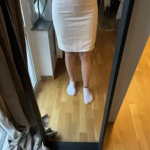 Hej! Här är en vit/beige kjol från hm, använd bara ett antal gånger så i jätte bra skick. Det är storlek 36.   Jag kan mötas upp i Stockholm och uppsala, trevlig dag! 🌞
