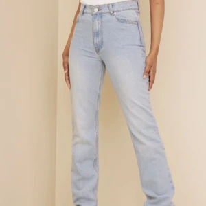 Nelly jeans straight leg - Blåa jeans från Nelly. Storlek 36. Långa i benen. Passar även om man är 170. (Ordinare pris 649)