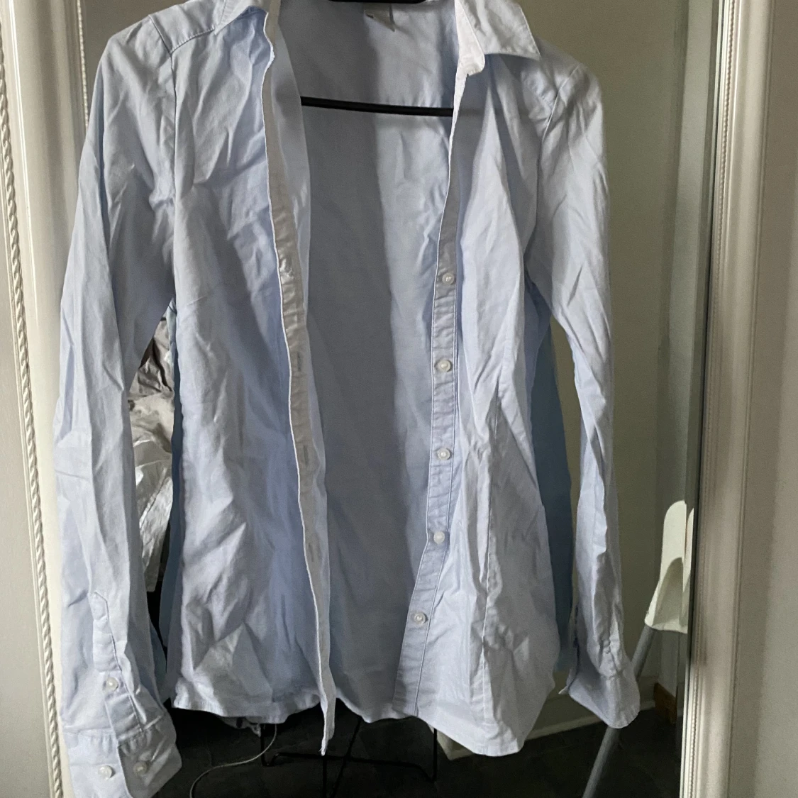 Vit och blå skjorta - 90
