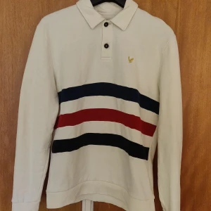 Lyle & Scott Sweatshirt med krage - Unikt plagg från L&S Archive kollektion. Använd 2-3 gånger.