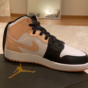 Air jordsn 1 arctic orange - Ett par aur jordsns 1 inköpta för ett halvår sedan, aldrig använda. Storlek 38. Pris kan diskuteras. Kommer med orginal packeteting.