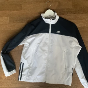 Adidas jacka  - så snygg adidas vind jacka, passar nog någon med storlek xs! 