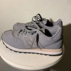 New balance 500 strl 36,5 - Gråa new balance 500 storlek 36,5. Aldrig använda då de är för små för mig!!! 😭😭😭