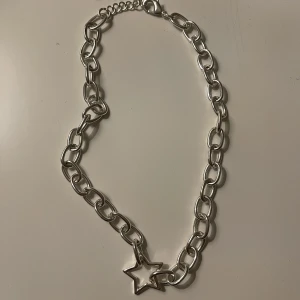 Halsband - Säljer detta halsband från Hm. De är helt oanvänt. De är i bra skick. Skriv för fler bilder och vid intresse.😊🫶🏻