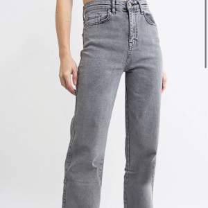 Säljer mina grå jeans från madlady! Har endast använt dom en enstaka gång och säljer pågrund av att dom inte kommer till användning! Jag säljer dom för 250kr med frakten inräknat!