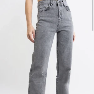 Grå jeans - Säljer mina grå jeans från madlady! Har endast använt dom en enstaka gång och säljer pågrund av att dom inte kommer till användning! Jag säljer dom för 250kr med frakten inräknat!