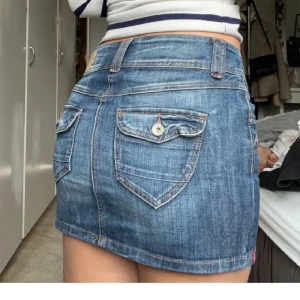 Jeanskjol - Super snygg mini kjol i jeans! Vintage fickor och lågmidjad. Stl 38. Köpt här på plick. Säljer då den var för stor💗 Pefekt till sommaren☀️
