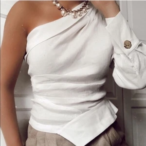 Blus zara i ”linnetyg” - Säljer denna såå fina blusen från zara, bara använd en gång❤️ linneliknande tyg