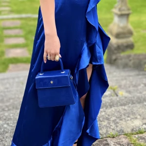 Lackad väska  - Säljer nu min fina blå lackade väska jag använde på min bal , det jag varit extremt sparsamt använd så jag bara använt den enstaka gånger efter så i mycket bra skick. ❤️❤️