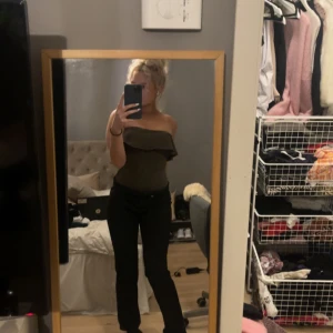 Tub body - Super snygg body som sitter tajt och formar sig efter kroppen. Den är mörkgrön och kan både användas som tubtop men man kan även ha uppe armarna.