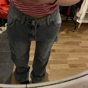 Cargo Jeans - Säljer dessa mörkblåa cargo jeans ifrån emmiol, storlek S. Aldrig använda (för stora). Kan mötas upp i strägnäs, annars står köparen för frakt!:)