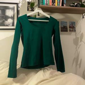 Långärmad mörkgrön tröja från Turnover. Mycket fint skick- inga hål eller fläckar. Skriv för fler bilder💚