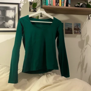 Långärmad tröja - Långärmad mörkgrön tröja från Turnover. Mycket fint skick- inga hål eller fläckar. Skriv för fler bilder💚