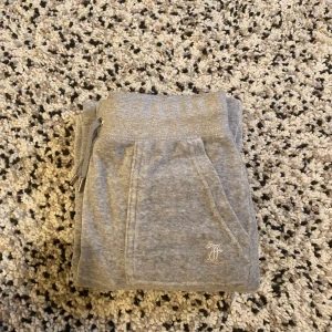 Juicy couture byxor  - Säljer nu mina fina juicy byxor då jag aldrig använder dom, använda 3-4 ggr men som nya! Köpta för 1100kr. dM för mer bilder