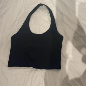 Topp - Svart topp från hm. Halterneck ribbad topp från hm, väldigt bekväm❤️ Stretchig också.
