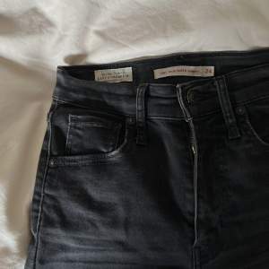 Jeans från Levi’s i bra skick. 📌 W24 L30 Stretchmaterial 🌸 150kr🫶