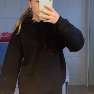 Svart hoodie - Säljer min vanliga svarta hoodie ifrån bikbok för att jag använder den inte💕 har typ bara använt den 3 gånger så den har inga hårda noppror på och är jätteskön. Köptes för 399 och säljer för 230+ frakten 