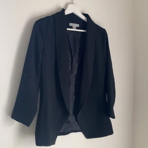 Kavaj knappt använd - Använd fåtal gånger, perfekt skick, superskönt material!