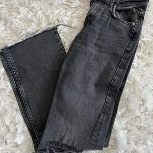 Medelhöga gråa jeans med hål vid ett knä. Storlek 34 200kr😊