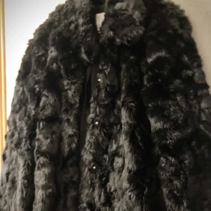 Jacka  - Jacka i syntetpäls. Lite använd.