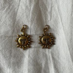 Smycken - (FRI FRAKT)  Två fina sol smycken som man kan göra lite vad man vill med, jag hade dom som örhängen förr men de kommer inte till användning längre, man kan göra armband med dom eller halsband etc!💕
