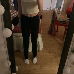 Kostymbyxor - Svarta, lågmidjade kostymbyxor från monki. Väl använda men är ändå i samma skick som när de köptes.