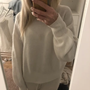 Vit stickad tröja  - Från bikbok, inte lika genomskinlig i verkligheten💕frakt ingår inte i priset