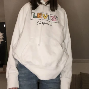 Levi’s hoodie - En superfin vit hoodie från Levi’s Califonia. Den är använd få gånger och har inga fläckar. Lappen är avklippta så är inte helt säker på storlek men skulle säga att den är xs/s men den är ju lite stor i modellen. Pris kan diskuteras❤️