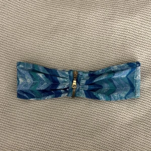 Missoni inspirerad bikini - Säljer en ascool bikini som är ifrån h&m men med ett så najs mönster som är missoni inspirerat😍😍 Hur najs? Jättebra skick och inte alls mkt använd, storlek 36 och så cool dragkedja som går att dra hela vägen ner✨💘Köpte för typ 250kr och säljer för 150.