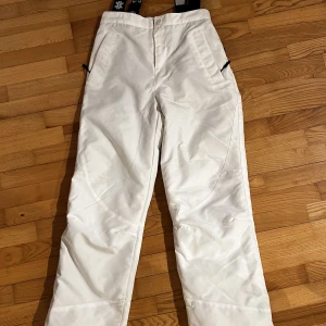 Termobyxor  - Använda en skidvecka, så dem är som nya. Går att spänna in i midjan & ändra längden vid axlarna. Väldigt varma och bekväma. Stl.M