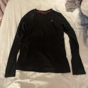 Träningströja - En basic svart träningströja i storlek 38 men passar mig som har s💗