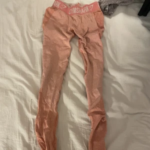 Gymshark tights  - Ett par rosa träningstights från gymshark. I övrigt bra skick förutom hålet längst ner på benet, därav priset💗storlek xs men passar även s