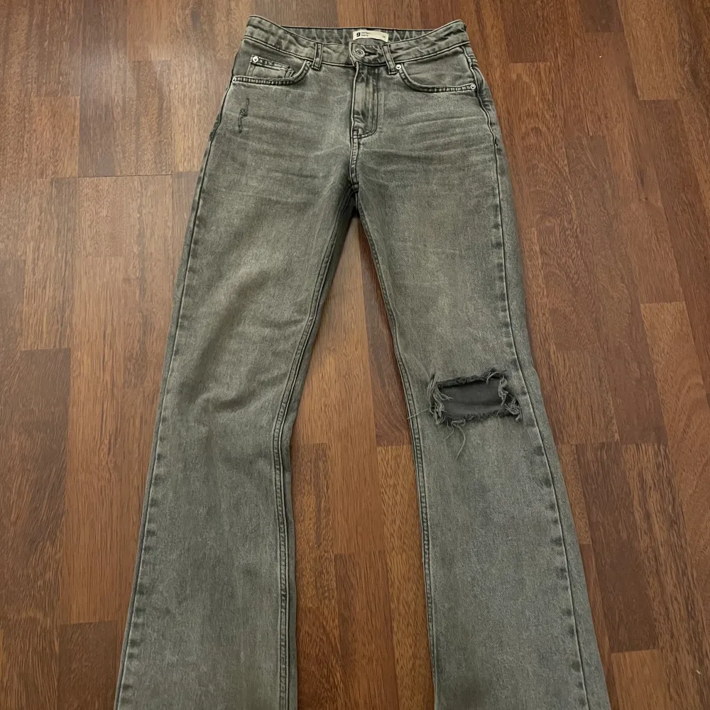 Super fina Mid gråa jeans från Gina, säljer då de inte används längre❤️. Jeans & Byxor.