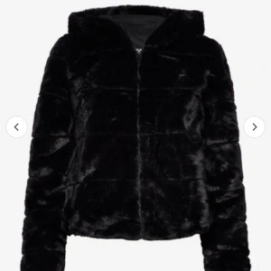 Fluffig jacka - Säljer min jacka från vero Moda!