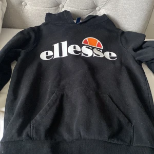 Ellessehoodie - En svart ellessehoodie använd ett fåtal gånger. Säljer den för att den inte kommer till användning! Den är i fint skick!Köparen står för frakten!
