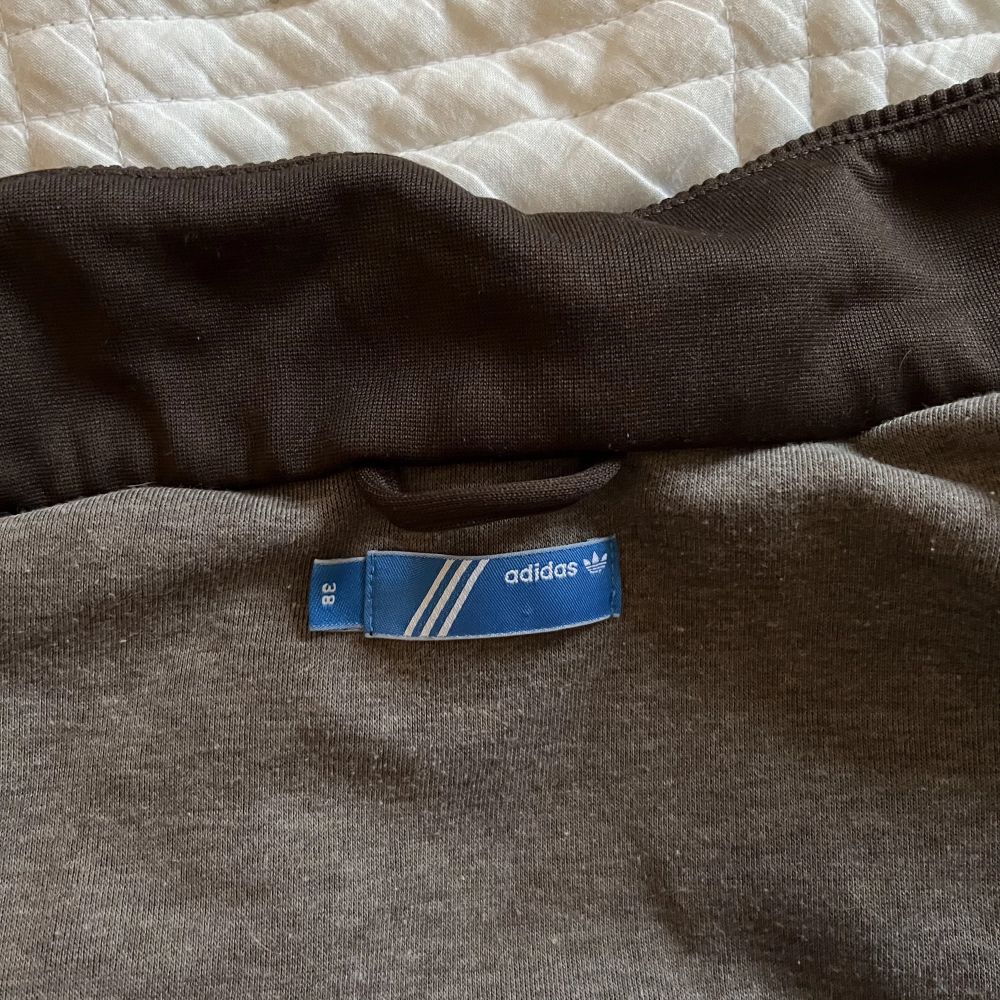 Zip-hoodie från adidas original sport i fint skick!💕 skön på och sitter fint på kroppen. På mig sitter den bra som brukar ha S i storlek, det är ingen loose for utan lite åt det tajtare hållet. !!!högsta bud 200kr!!!. Huvtröjor & Träningströjor.