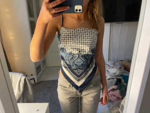 Sommartopp - Säljer denna jättefina sommartopp som jag köpte i Paris. Säljer pgv att den inte kommer till andvänding tyvärr. ❣️ I jätte fint skick, andvänt den två tre gånger.  Frakten ingår❤️