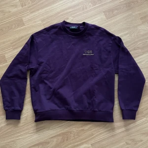 Heavy Lila Sweatshirt - Unisex Heavyweight Lila Sweatshirt från Hongkong-baserade streetwearmärket FIVE CM. Tjock tröja med hög premiumkänsla. Size M (herrstorlek), stor i storleken så kan passa L. Endast provad, så gott som ny. DM vid frågor. Spana in mina andra annonser också!