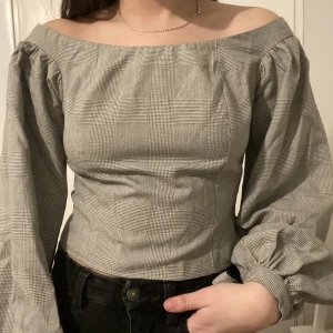 Off shoulder topp från NAKD - Croppad off shoulder topp från NAKD i storklek 34. Säljer för 100kr eller bud med rätt att neka, köparen står för frakten 😊