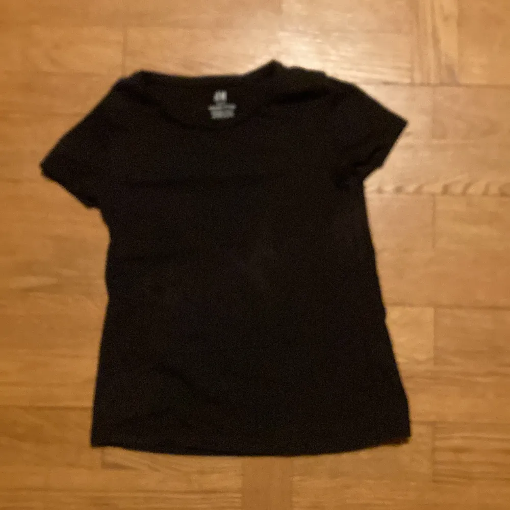 Basic svart T-shirt från gamla H&M storlek 8-10 elelr 134-140 jag är 12 och den passar mig men jag- har två lika dana så vill sälja en. T-shirts.