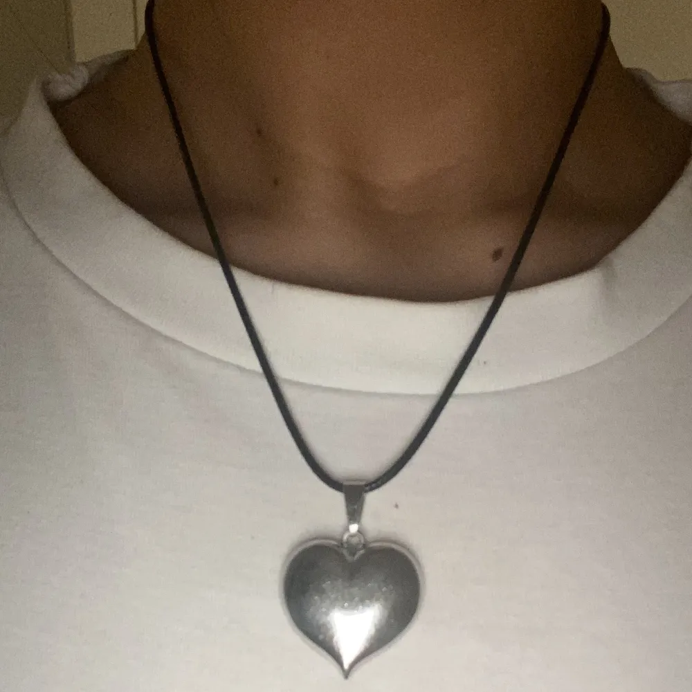 Chrome Heart Shaped Pedant Necklace   90s style   In used vintage condition, slight scratches as seen in pictures   Length is adjustable   DM me for more pictures  . Accessoarer.