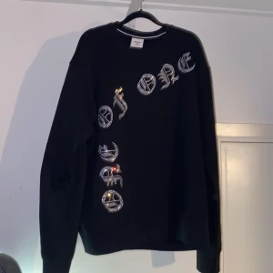 One Of One tröja  - Oneofone tröja i nyskick endast testad, köpt på hemsidan för 1200kr. Storlek XL men sitter som L. hör av dig för fler bilder eller funderingar,  Säljer då den inte används.