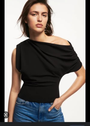 Zara topp - En snygg asymmetrisk topp från zara som är helt slutsåld! I storlek s