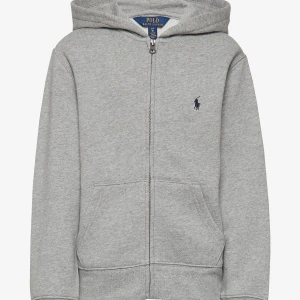 Grå Ralph Lauren Zip Hoodie - Säljer nu min gråa Polo Ralph Lauren Zip Hoodie då den är för liten. Den är i storlek 14-16 år vilket motsvarar ungefär XS-S! Den är i väldigt gott skick! Kan mötas upp i Göteborg eller frakta!!