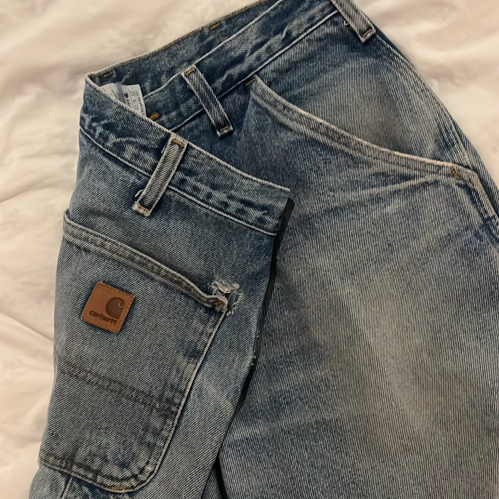 Najs vida  carharrt byxor, använt ett par gånger, litet hål. Jeans & Byxor.
