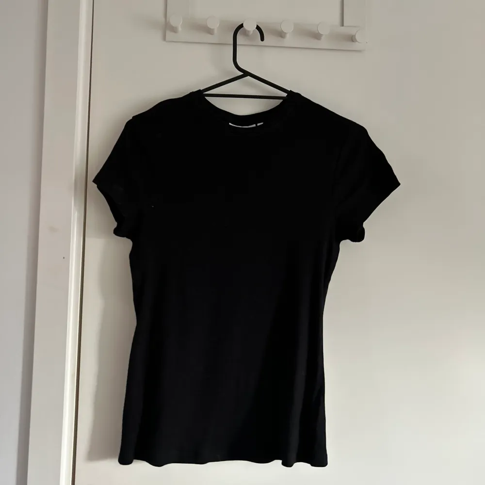 En svart t-shirt från weekday.nyskick inte använt någon gång .storlek M .orginalpris 185. T-shirts.