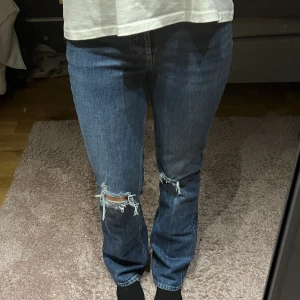 Bootcut jeans - Bootcut jeans från Zara led hål säljes, knappt använda!