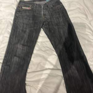 Feta Vintage jeans med jätte snygg färg. Använt väl. Lite sönder längst ned.