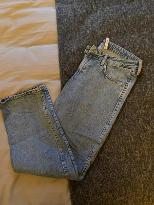 Lågmidjade jeans från Weekday  - Säljer mina lågmidjade jeans från Weekday i modellen arrow då jag upplever att de är för korta på mig som är 173 cm. De är i storlek 29/32 och har inga defekter! 